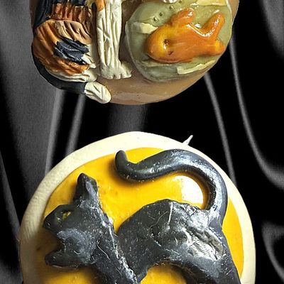 Sale Photo Thumbnail #259: A SMALL CARD OF STUDIO ARTISTS BUTTONS