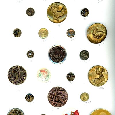 Sale Photo Thumbnail #413: A CARD OF DIVISION ONE AND THREE PICTORIAL BUTTONS