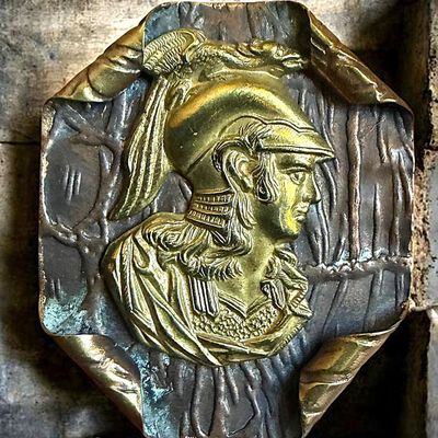 Sale Photo Thumbnail #303: A DIVISION ONE BRASS HEAD PICTORIAL BUTTON