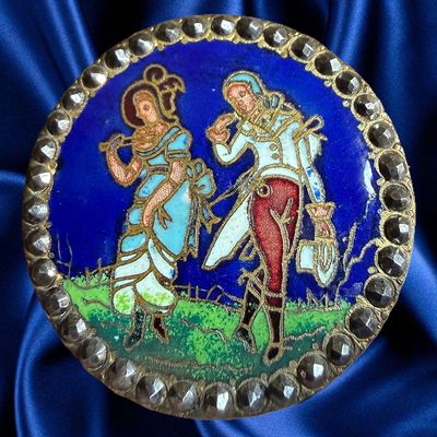 Sale Photo Thumbnail #200: A DIVISION ONE PICTORIAL ENAMEL BUTTON