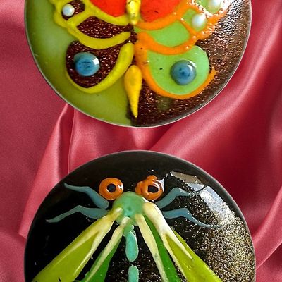 Sale Photo Thumbnail #384: A SMALL CARD OF HAND PAINTED CASEIN PICTORIAL BUTTONS