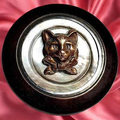 Sale Photo Thumbnail #435: A DIVISION ONE PEARL BACKGROUND ANIMAL BUTTON