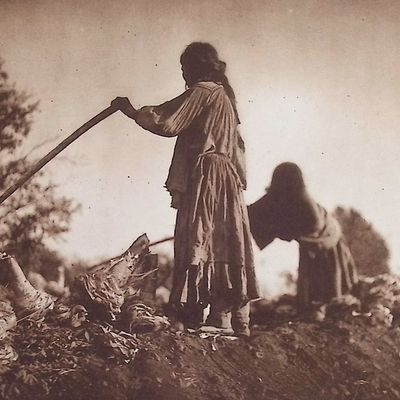 Edward Curtis - Filling the Pit - Apache
