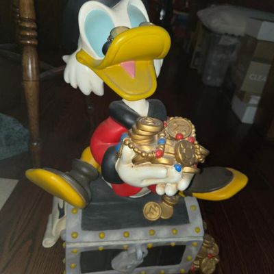 Sale Photo Thumbnail #47: Large Scrooge McDuck Statue Peter Mook Disney Store Display Unit Big Fig