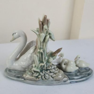 Sale Photo Thumbnail #55: Lladró #5722 "Follow Me" Mother Swan With Cygnets Porcelain Figurine – Retired, Hand Made In Spain, 1989 Daisa