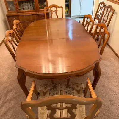 DM309 - Bassett Dining Room Table With 8 Chairs