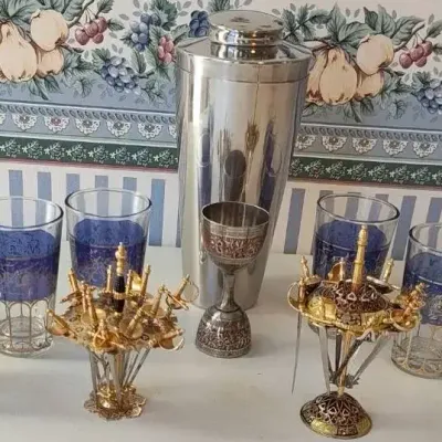 DM219 - Gold and Silverstone Barware