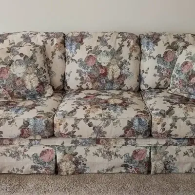 DM203 - Broyhill Rose Print Sofa