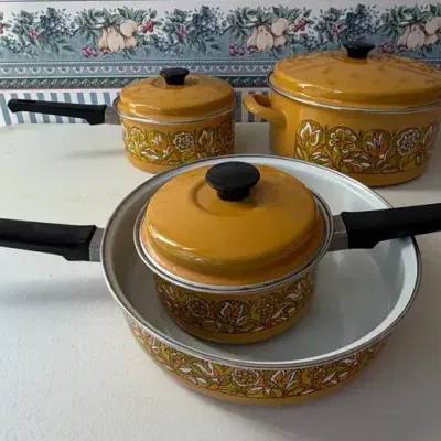 DM311 - Harvest Gold Vintage Enamel Pans 