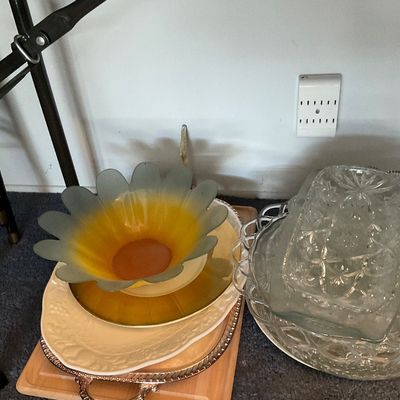 Sale Photo Thumbnail #39: Serving dishes