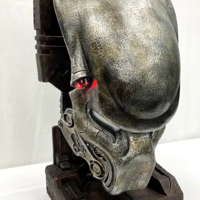 Pyramid + Guard Predator Life Size Replica (No Box)