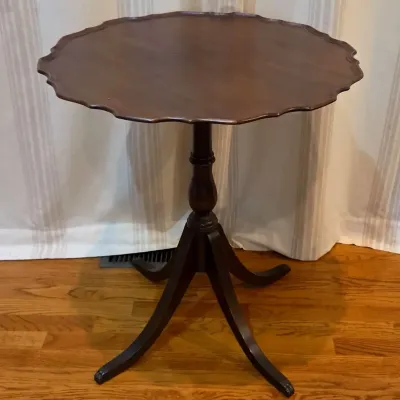 Mahogany Pie Crust Tilt-Top Pedestal Accent Table
