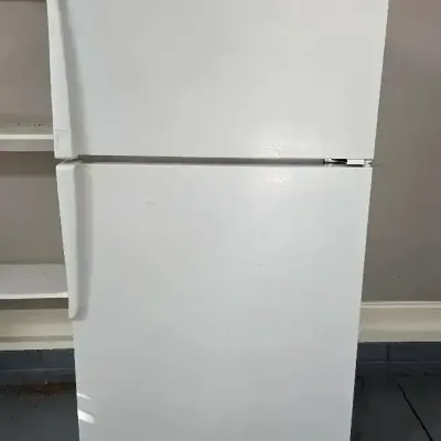Amana White Top-Freezer Refrigerator Model TH21V2W