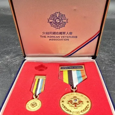 Korean War Veteran Commemorative Medal Set – Korean Veterans Association – 2 Gold-Tone Medals with O