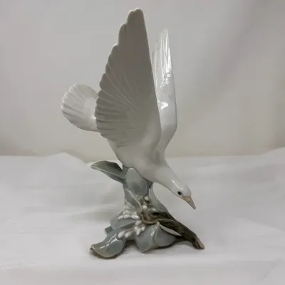 Elegant Lladro Porcelain White Dove in Flight Figurine