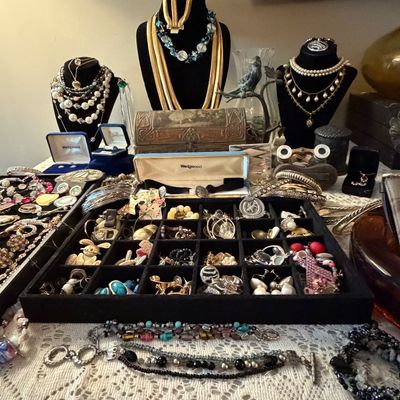 Sale Photo Thumbnail #3: Costume jewelry 