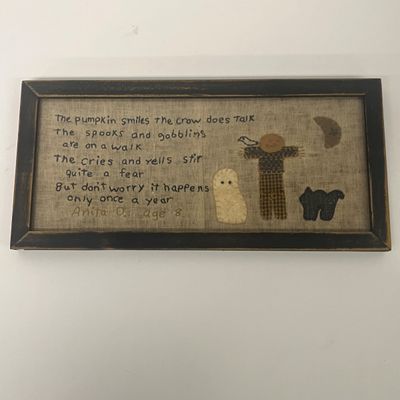 LOT 69: Home Decor/Sewing Lot in Vintage Box