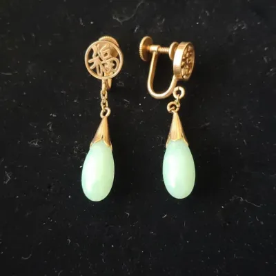 Sale Photo Thumbnail #699: Vintage k yellow gold and jadeite teardrop screw back earrings