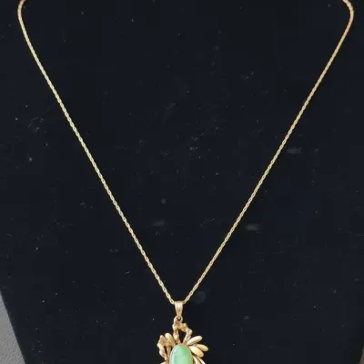 Sale Photo Thumbnail #665: K yellow gold jade pendant necklace
