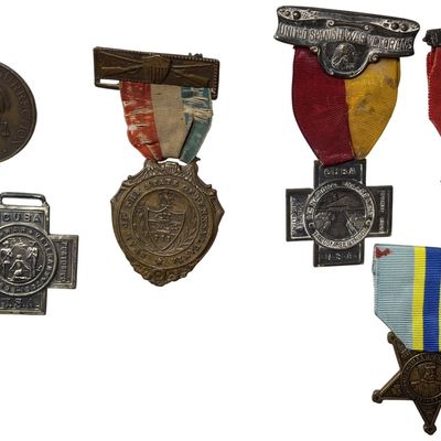 Sale Photo Thumbnail #211: U.S. Philippine Campaign Army Numbered Medal, Span-Am War Veteran Medals and S.U.V. Wreath