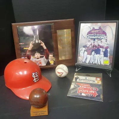 Cardinals 2006, 2011World Series Memrobilia & Balls