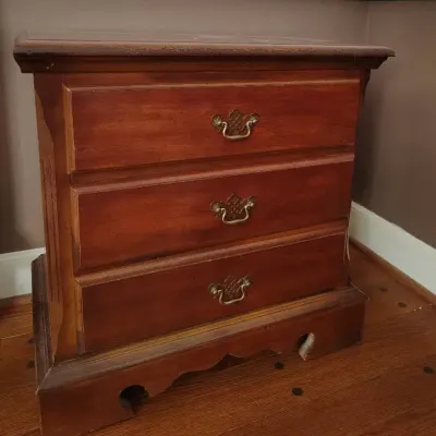 Traditional Wood 2-Drawer Nightstand / Bedside Chest