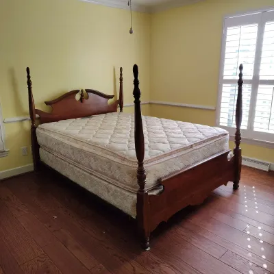 Traditional Queen Size Wood Four-Poster Bed – Headboard, Footboard & Rails