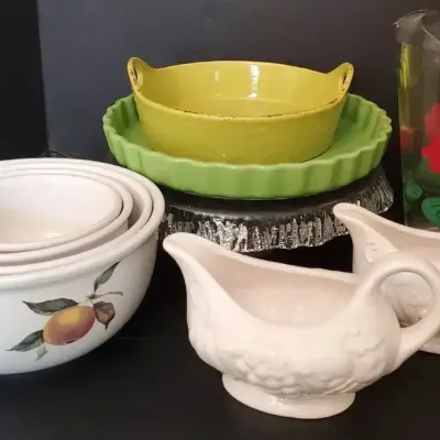 10-Piece Mixed Kitchenware Lot – Cordon Bleu Nesting Bowls, Bakeware, Gravy Boats & Pitcher