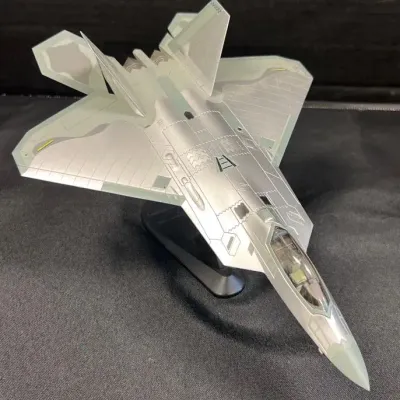 Hobby Master 1:72 Lockheed F-22 Raptor “Mirror Coating”