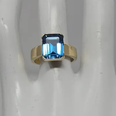14K Yellow Gold Blue Topaz Ring Size 7 Approx. 4.78g