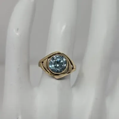 14K Yellow Gold Blue Topaz Ring Church And Company Size 6.5 Approx. 2.94g