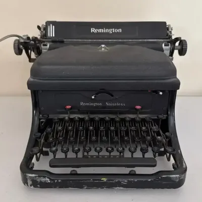 Vintage 1940s Remington Noiseless Typewriter