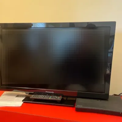 Panasonic 32” 720p LCD HDTV W/ Samsung DVD Player, Remote & Manual
