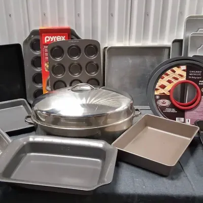 Assotred Bakeware Pans Lot