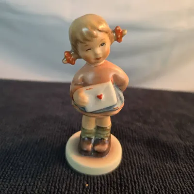 Goebel Hummel #2050/A Messages of Love – First Issue 1999 – Girl with Heart Letter