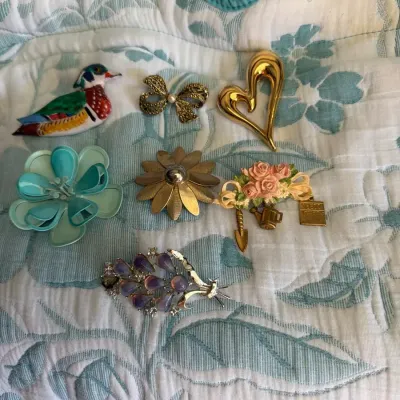 Assorted Brooch Lot – 7 Decorative Pins