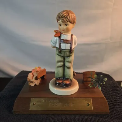 Goebel M.I. Hummel #626 “I Didn't Do It” 1993/94 Exclusive — Box & Display