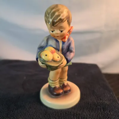 Goebel M.I. Hummel  figurine titled "Gift From a Friend" (HUM 485)