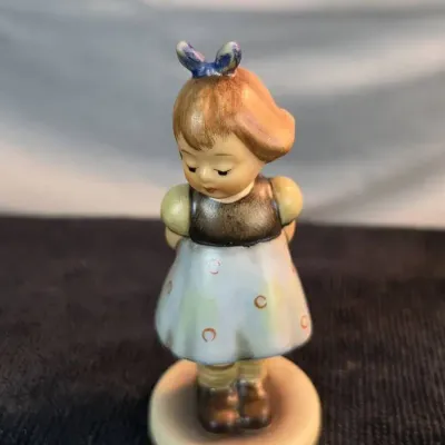 Goebel Hummel #493 Two Hands One Treat – Girl Figurine – Original Box & Certificate