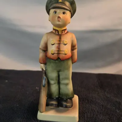 Vintage Goebel M.I. Hummel #332 “Soldier Boy” – 6" – West Germany