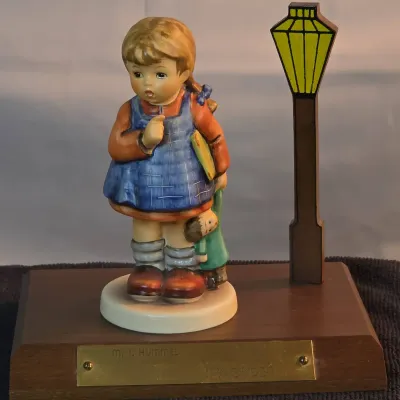 Goebel M.I. Hummel #486 “I Wonder” — 1990/91 Club Exclusive with Wooden Display