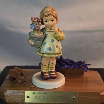 Goebel M.I. Hummel #463/0 “My Wish Is Small” — 1992/93 Club Exclusive with Decorative Display