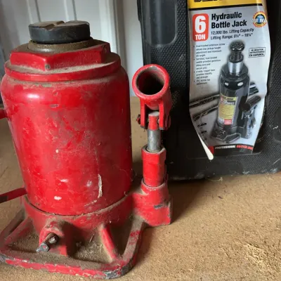 Sale Photo Thumbnail #18: Red 6-ton hydraulic bottle jack with its original Black Jack molded carrying case.