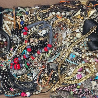 Sale Photo Thumbnail #163: Assorted Vintage & Costume Jewelry