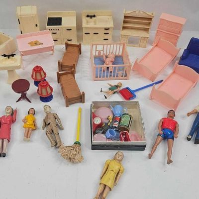 Sale Photo Thumbnail #497: Plastic & Comp Dollhouse Set
