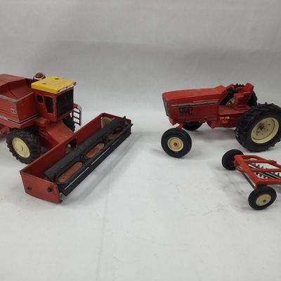 Sale Photo Thumbnail #301: Set 3 Int. Harvester Die-Cast Toys