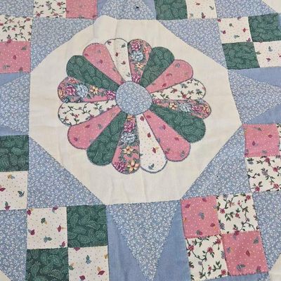 Sale Photo Thumbnail #256: Dresden Plate Patchwork Quilt