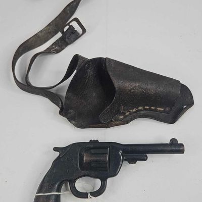 Sale Photo Thumbnail #148: Wyandotte Toys Metal Revolver & Holster