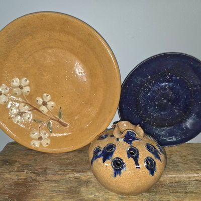 Sale Photo Thumbnail #252: Hilton Pottery, NC Plate & Frog Vase Lot