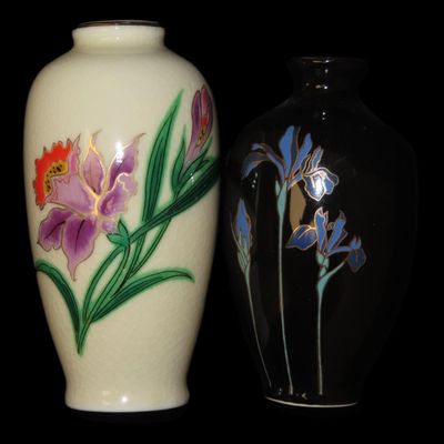 Sale Photo Thumbnail #690: Pair of Antique Porcelain Vases, Japan